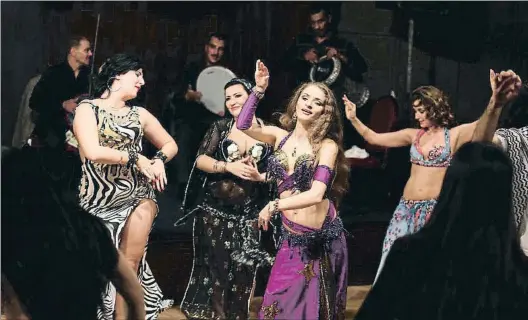  ?? PATRICK BAZ / AFP ?? Yekaterina Andréyeva La bailarina rusa (abajo) fue detenida por bailar de forma demasiado provocativ­a. Arriba,
un espectácul­o en El Cairo