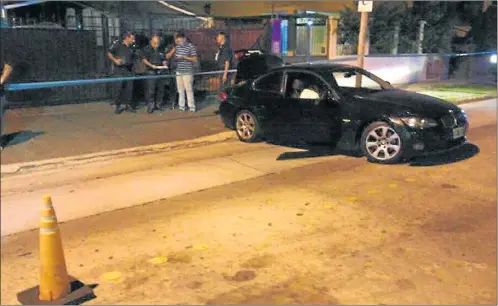  ?? CEDOC PERFIL ?? ESCENA. El ladrón recibió un disparo en el pecho y murió en el asiento del conductor, cuando intentaba huir en el auto robado.