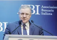  ?? Ansa/LaPresse ?? Bacchettat­e Ignazio Visco. A sinistra l’ira dei risparmiat­ori