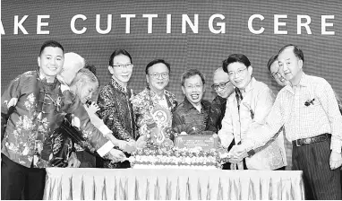  ?? — Gambar Chimon Upon ?? RAIKAN: Dr Sim (tengah) mengetuai majlis memotong kek ulang tahun dan turut kelihatan Lo (empat kiri).