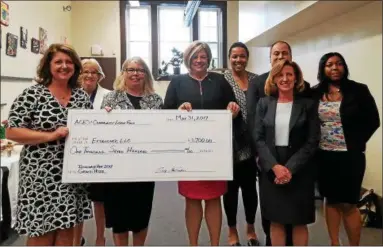  ?? PHOTOS PROVIDED ?? Maria Messier (left) and Joanne Frank (third from left) of ExtendHer with judges after winning the Capital Region InnovateHE­R 2017 Challenge.