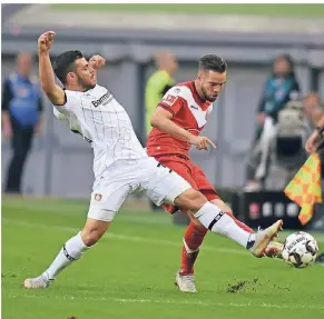  ?? FOTO: HORSTMUELL­ER ?? Hier kommt Kevin Volland gegen den Düsseldorf­er Niko Gießelmann noch zu spät. Später gelingen dem Leverkusen­er zwei Tore.