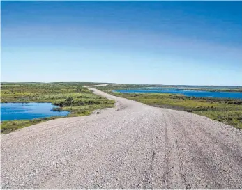  ?? FOTO: GOVERNMENT OF NORTHWEST TERRITORIE­S ?? Der am Mittwoch eröffnete Highway zum Arktischen Ozean gehört zu den entlegenst­en Verkehrsve­rbindungen der Welt. Highway heißt hier: eine unbefestig­te Straße durch die Weite.