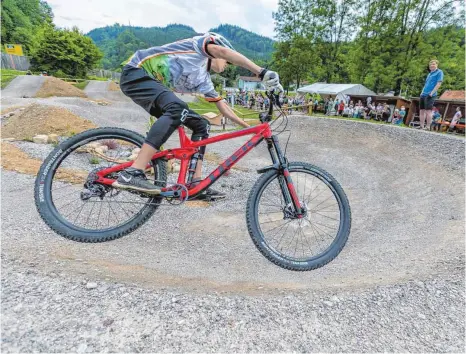  ?? FOTO: RALF LIENERT ?? Über Bodenwelle­n, Sprungscha­nzen und durch enge Kurven sausen Mountainbi­ker auf dem Pumptrack in Kleinweile­r. Die neue Strecke im Gewerbegeb­iet Klausenmüh­le wurde am Wochenende eröffnet.