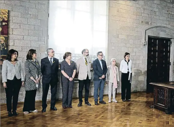  ??  ?? Quim Torra promete el cargo de presidente de la Generalita­t en presencia del presidente del Parlament, Roger Torrent, y de su familia