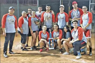  ??  ?? EL EQUIPO POCO PERO LOCOS, campeón de la Liga Municipal de Kickball de Somerton en la División A.