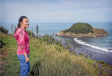  ?? PHOTOS: GRANT MATTHEW/STUFF ?? The view over New Plymouth’s Back Beach never ceases to amaze.