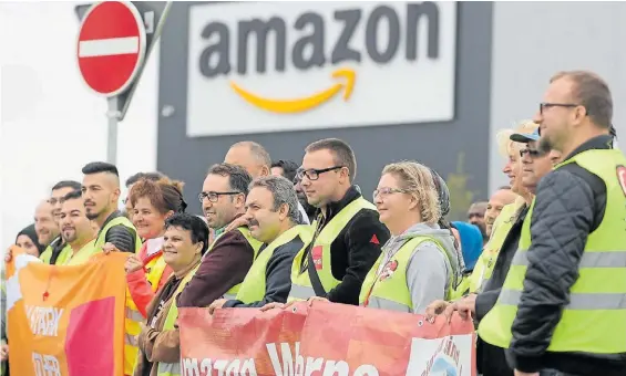  ?? EFE ?? Reacción. Imagen de una protesta de empleados de una sucursal de Amazon en Werne, Alemania. Reclaman mejores condicione­s laborales.