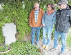  ?? FOTO: VERA STILLER ?? Gisela Kretz und ihr Lebenspart­ner Klaus Stülb aus Bullay an der Mosel besuchten auf Einladung von Wolfgang Ahr (links) das Grab ihres Vorfahrens Paul Kaiser.