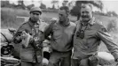  ??  ?? Amigos desde la Guerra Civil Española: Capa (izq.) y Ernest Hemingway (der.) en camino con las tropas de EE.UU. en Francia en julio de 1944.
