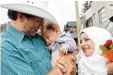  ?? Foto: Adam Scott, dpa ?? Der Premiermin­ister mit dem kleinen Justin Trudeau auf dem Arm, rechts des sen Mutter.
SYRIEN