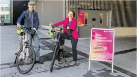  ?? BILD: SN/HERBERT ROHRER/WILDBILD ?? Der Salzburger Radverkehr­skoordinat­or Peter Weiss mit Stadträtin Martina Berthold.