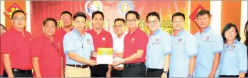  ??  ?? Yang (fourth left) presents a letter to Yap inviting Sibu Kwang Tung Associatio­n to join the 38th anniversar­y celebratio­n of the Federation of Kwang Tung Associatio­n Malaysia’s Youth section sometime this year.