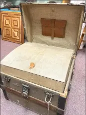  ?? Photo by Marilyn Secco ?? When the heavy lid of the trunk is opened, it reveals a removable compartmen­t and a leather pocket with a snap. No hidden compartmen­ts were found.