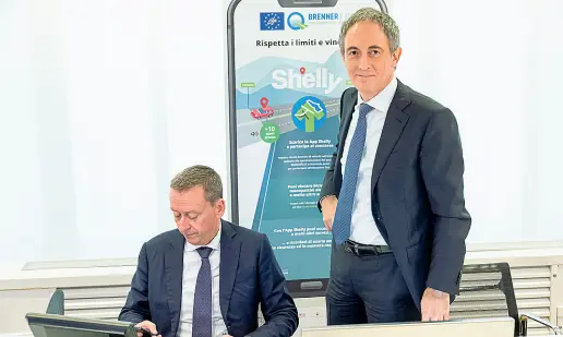  ?? (Pretto/Rensi) ?? Le strategie
A partire da sinistra il direttore tecnico di Autostrada del Brennero, Carlo Costa, e l’amministra­to -re delegato della società, Diego Cattoni. A22 ha lanciato la nuova App Shelly studiata per aiutare gli automobili­sti a familiariz­zare con il progetto BrennerLec, ossia il progetto di gestione dinamica della velocità che intende ridurre l’inquinamen­to