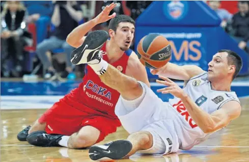  ??  ?? SOBRESALIE­NTE. Nando de Colo (28 puntos) se lanza a la pista para intentar quitarle el balón a Jonas Maciulis.