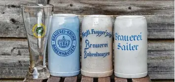  ?? Fotos (3)/Repro (1): Fritz Settele ?? Alte Krüge und Gläser erinnern an die letzten Brauereien, die Gerstensaf­t in Babenhause­n herstellte­n. Denn lange Zeit sprudelte das Bier im Fuggermark­t regelrecht.