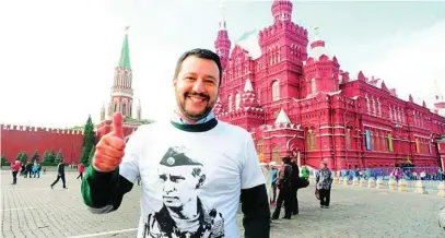  ?? ?? Matteo Salvini, en la Plaza Roja de Moscú con una camiseta de Putin en una imagen de 2018