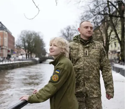  ?? BILD: HENRIK MONTGOMERY ?? Läkarna Valeria Osadtjuk och Jurij Motsyk har lämnat krigets Ukraina för en veckas återhämtni­ng i Sverige.