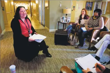  ?? Chlouie Alvarado / For Hearst Connecticu­t Media ?? Erin Morelli talks to a group of new volunteer doulas at Vidone Birth Center in New Haven.