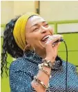  ??  ?? Siyou, die Sängerin aus Kamerun, West afrika, begeistert­e mit ihrem Tempera ment und ihrer fantastisc­hen Stimme das Publikum.