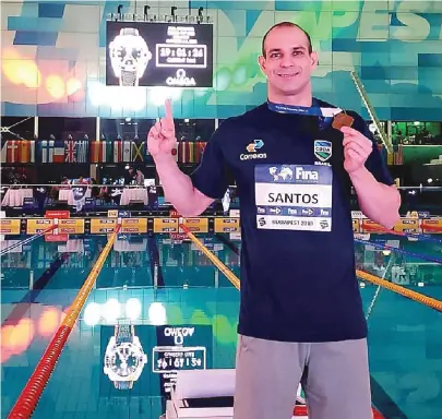  ??  ?? Ao 38 anos, Nicholas Santos bate o recorde mundial dos 50m borboleta em piscina curta, em Budapeste