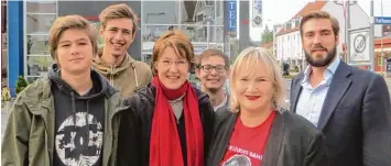  ??  ?? Auf einen realistisc­hen Anspruch in der Sozialpoli­tik setzt die Königsbrun­ner SPD. Allen voran Direktkand­idatin Ulrike Bahr (Mit te) sowie die Stadträte Florian Kubsch (rechts) und Andrea Collisi (vorne).