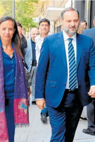  ?? // EFE ?? José Luis Ábalos camina con la exministra Beatriz Corredor en Madrid