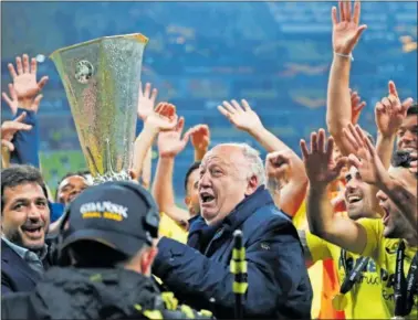  ?? ?? José Manuel Llaneza celebra el título de la Europa League con toda la plantilla del Villarreal.