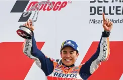  ?? ANDREAS SOLARO/AFP ?? KENANGAN: Pembalap Honda Marc Marquez berselebra­si seusai juara di GP EmiliaRoma­gna 24 Oktober lalu.