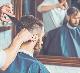  ??  ?? Toque varonil. Las barberías se expanden a tono con la demanda.