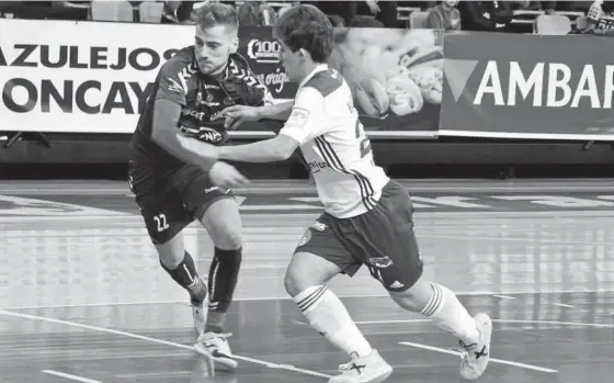  ?? Foto: LNFS ?? Álex Diz pelea con un rival del Zaragoza.