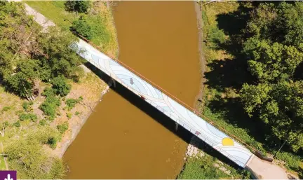  ?? Photos : Gracieuset­é Dan Harper ?? Vue du ciel de l’oeuvre Walkingonw­ater de Kailey Sheppard sur le Pont Voyageur, au Nord de Saint-boniface.