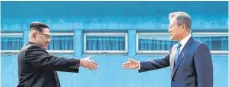 ?? FOTO: DPA ?? Historisch­er Moment im Grenzort Panmunjom: Nordkoreas Machthaber Kim Jong-un (links) und Südkoreas Präsident Moon Jae-in.