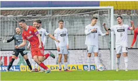  ?? FOTO: WIECK ?? Kiels Philipp Sander (links) jubelt nach seinem Tor zum 2:0, die Elversberg­er stehen enttäuscht daneben.