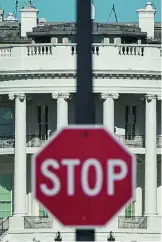  ?? AP ?? Una señal de stop frente a la Casa Blanca