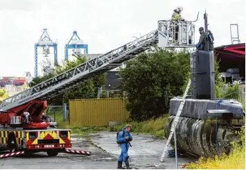  ?? Foto: Ole Jensen Corbis ?? Das inzwischen geborgene U Boot des Erfinders Peter Madsen wird im Hafen von Kopenhagen von der Polizei forensisch unter sucht.