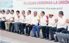  ??  ?? El gobernador de Guerrero, Héctor Astudillo, el de Michoacán, Silvano Aureoles, y Gerardo Gutiérrez, titular de la autoridad federal para las ZEE firmaron el convenio.