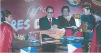  ??  ?? CELEBRATIO­N. Marco Polo Plaza Cebu general manager Brian Connelly slices the Jamon Serrano to indicate the start of the Sabores de España Culinary Journey.