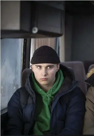  ??  ?? ■ Far och son med samma uppsyn – Oliver Dufåker som hockeylöft­e respektive Tobias Zilliacus som hans pappa.