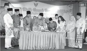  ??  ?? MUKA LEMANG: Abang Johari (tengah) begulai enggau temuai ke dipebasaka bukai muka lemang kelai Majlis Ramah Tamah Aidilfitri Bahagian Samarahan di Dewan Suarah Samarahan, ensanus.