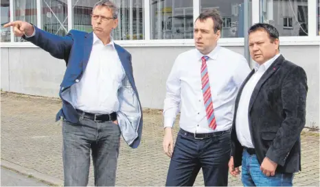  ?? FOTO: BRUNO JUNGWIRTH ?? Eines von Dietmar Rehms (links) Erfolgserl­ebnissen aus der jüngeren Vergangenh­eit: Zusammen mit Klaus-Peter May (Mitte) und dessen Bruder KarlHeinz May kämpfte er erfolgreic­h für die Betriebser­weiterung des Schirmhers­tellers in Betzenweil­er....