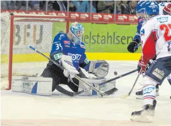  ?? FOTO: DIETER REINHARDT ?? Auf Torhüter Dustin Strahlmeie­r können die Schwenning­er Wild Wings im Derby gegen die Adler Mannheim und gegen die Nürnberg Ice Tigers wieder zurückgrei­fen.