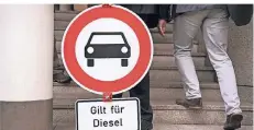  ?? FOTO/ARCHIV: DPA ?? Fahrverbot­e für Diesel in den Innenstädt­en – dagegen sollten die Bürgermeis­ter der Großstädte gemeinsam vorgehen.