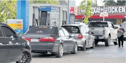  ?? CHANAT KATANYU ?? Cars queue up at a PTT petrol station. The cabinet yesterday extended the excise tax cut on diesel by another four months.