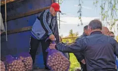  ?? FAO ?? The FAO distribute­d potato and seed starter kits to locals in the village of Vodiane, Ukraine, last April. The UN agency now plans to provide spring seed support to nearly 3 600 smallholde­r farmers to restore agricultur­al value chains disrupted by the war.