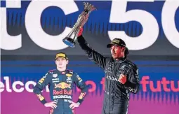  ?? ?? Lewis Hamilton alza su copa en Arabia Saudita, mientras Max Verstappen no quedó satisfecho.