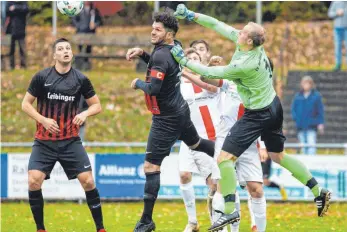  ?? FOTO: ROLF SCHULTES ?? Da ging es noch um Fußball: Oberzells Leiwu Gomes dos Santos im Luftduell mit Weilers Torwart Andreas Hane.