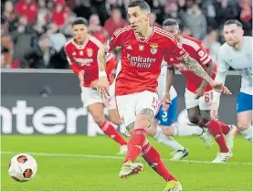  ?? AP ?? No falla. Di María también metió un penal, pero Benfica sólo empató.