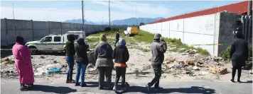  ?? PHANDO JIKELO African News Agency (ANA) ?? THE charred remains of a woman who is yet to be identified were found in Khayelitsh­a yesterday. Residents made the gruesome discovery near Joe Slovo High School. |